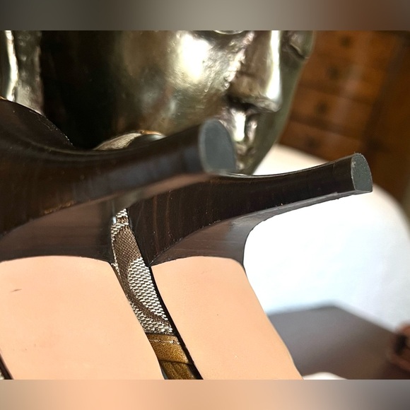 COACH “rare find” Alesksa Sig Heals. 6.5 New Without Tag - Picture 7 of 7